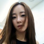 창백해 보이는 피부의 <b>아이돌들</b>