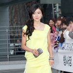 옆트임+뒷트임 드레스의 최윤소, <b>커튼</b> 하나 걸친줄 알았어