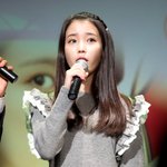 아이컨택으로 '<b>남심</b>' 녹이는 아이유, 팬서비스도 남달라