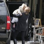 엄마 졸리와 함께 외출한 쌍둥이 남매.. <b>느무</b> 귀여워ㅠ0ㅠ