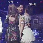 김수현, 아이유·수지 동시 <b>포옹</b> '므흣' 미소