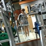 <b>웬만</b>한 여자보다도 훨씬 가는 이특의 다리ㄷㄷㄷ