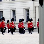 창살 <b>너머</b>로 바라본 영국근위병들.