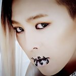 입술에 속눈썹 붙인 지드래곤_jpg