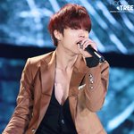 브이넥 입고 가슴골 보이는 남우현, 콘서트 직찍