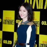 옆트임 스커트 입은 <b>서지혜</b>, 반전 의상이네