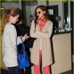 병원 찾은 제시카 알바, 감기라도 걸렸나