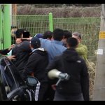 아파트 진입로 문제인데 경찰이 용역깡패들을 비호합니다 도와주세요...