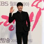 단체 사진으로 보니까 더 위엄있는 김영광의 비율ㄷㄷ