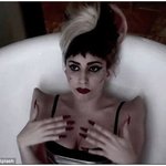 얼굴과 어깨에 뿔이 난 사람