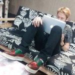 "준형이 형이  제 <b>신상</b>   노트북 빌려 갔어요....ㅠㅠㅠㅠ"