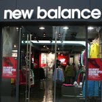 뉴발란스<b>매장</b>에서 일하시는 키작고 긴머리 <b>여성</b>분!!