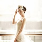 변신한 배우 전소민, 스프링 웨딩드레스로 <<b>순백</b>의 여신> 등극!