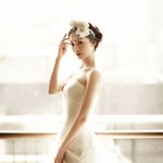 4월 봄꽃으로 변신한 <<b>순백</b>의 여신> 배우 전소민,스프링 웨딩화보...