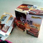 종이<b>상자</b>를 샀는데 몽쉘통통을 덤으로 줬어요.