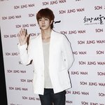 <b>손짓</b> 하나도 어색한 천둥, 행사장 혼자 온거 처음이야?