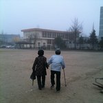 <b>투표장</b>으로 향하는 노부부