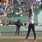 완전 야구선수 삘 강소라 롯데 <b>개막전</b> 시구 영상 ㅋㅋ