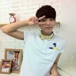 귀엽게 v<b>포즈</b> 하는 <b>남자</b> 아이돌들