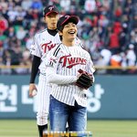 <b>세자</b>저하의 완벽 시구, 여진구 못하는게 없네