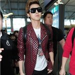 유노윤호 공항패션 라코스테 신발 