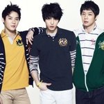 <b>카라</b> 티셔츠 패션의 아이돌들