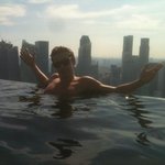 고층빌딩 수영장에서 수영하는 세븐 ,비(<b>rain</b>)