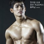 구릿빛 피부의 섹시한 <b>남연예인</b>