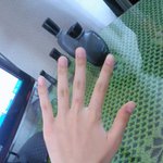 <b>손</b>이너무 <b>남자손</b>같아요..