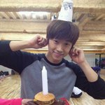 장우영 생일 트윗 올라옴,독특한 햄버거 케익.벌써 24살.jpg