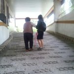 거동이불편하신 할머니 <b>부축</b>해드리기  (사진