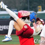 <b>핫팬츠</b>입은 정용화!