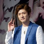 촌스러운 머리가 제법 맘에 드는 듯한 <b>데니안</b>