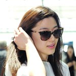 운동화를 신으니 확 부각되는 전지현의 근육 다리