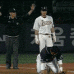 <b>이택근</b> 앞에서 재주넘는(?) 김동주