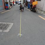 전진한 부분을 줄자로 재었으며 사고경위를 <b>약도</b>로 그려가며 설명한...