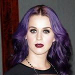 케이티 페리 최근=<b>보라색</b> 염색+자주색 립스틱