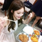 강민경의 <b>폭식</b> 인증샷... 설마 저걸 다 먹었을까...;