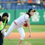 초<b>민망</b> 패션 시구녀, 어떻게 저런걸 입고..