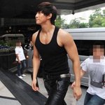 팔뚝 <b>어필</b>하는 男 아이돌