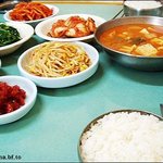 한국 사람은 밥심으로 <b>산다</b>.