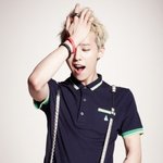 반팔 <b>카라티</b> 입은 남녀 아이돌