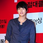 <b>자세</b> 고쳐주고 싶은 송중기
