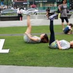 광화문 한복판에서 얼굴에 철판 깐 여대생들