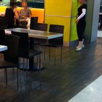 푸드코트 음식점에 애완견 데려온 개념상실 가족