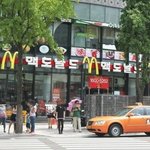 꽃남 김준, 군<b>복무</b> 중인 의경 동료들과 맥도날드에서 포착