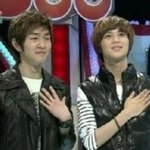 <b>온유</b> 아직도 이렇게 경례함?