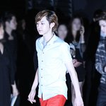 <b>찬열이</b>의 완전 형광색 피부ㅋㅋㅋㅋㅋ