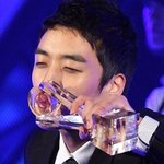 상받고 <b>신난</b> 표정의 남자 아이돌