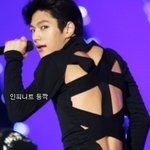 남자 아이돌의 섹시한 <b>등짝</b>